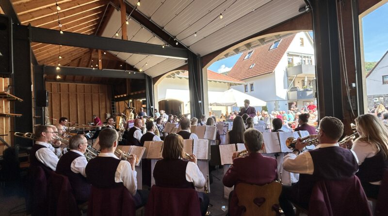Neuer Wein, gute Stimmung und jede Menge Musik!🍇🍷